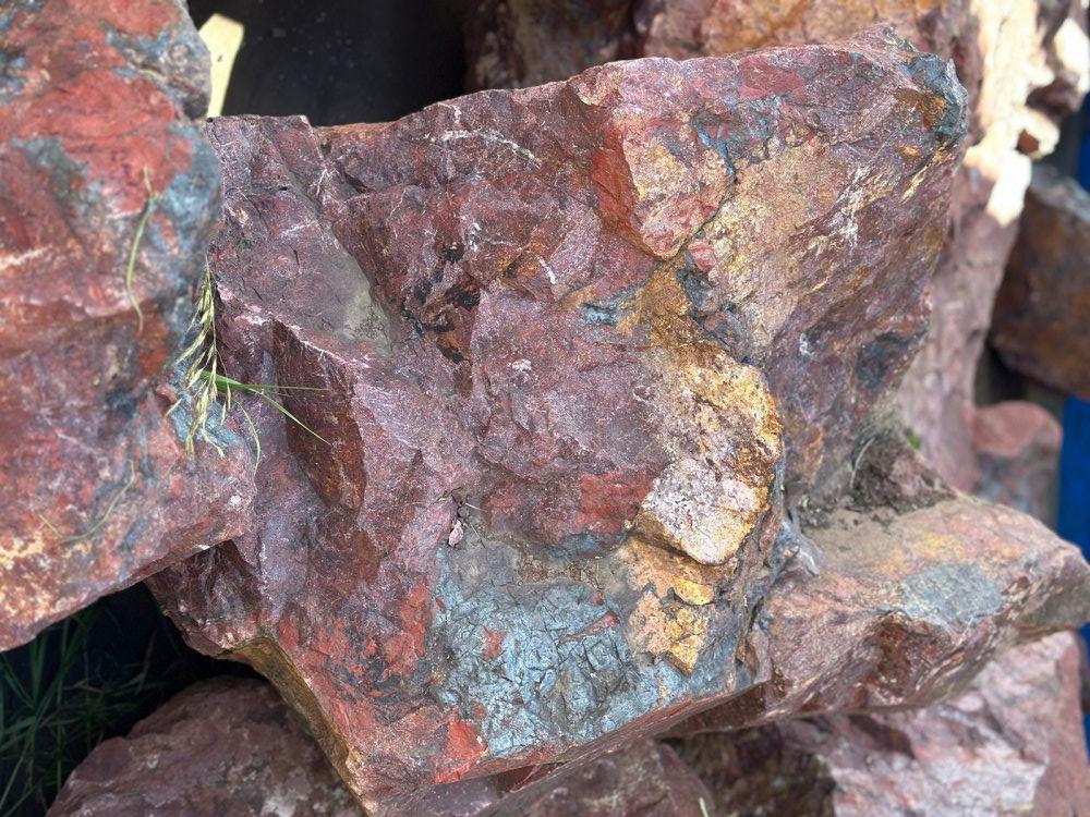 Камни для ландшафтного дизайна красно-фиолетовые 10-60 килограмм купить в Иркутской области