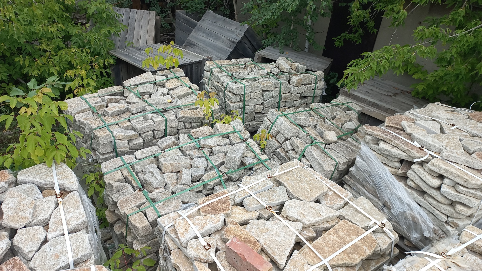 Плитняк галтованный гранитный для ландшафтного дизайна купить в Иркутской области