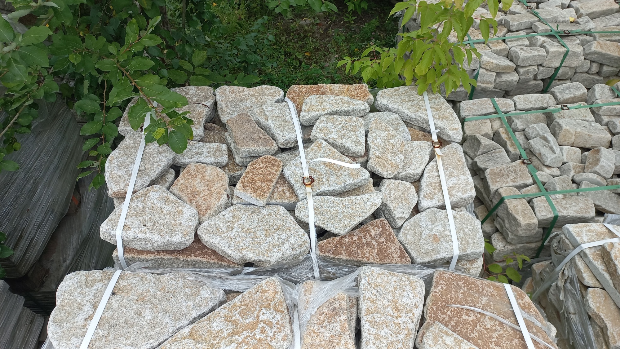 Плитняк галтованный гранитный для ландшафтного дизайна купить в Иркутской области