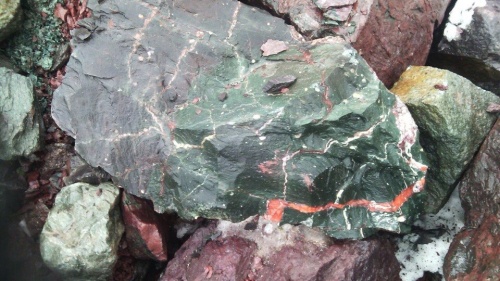 Гигантские зелёные валуны для ландшафтного дизайна весом более 5 тонн купить в Иркутской области