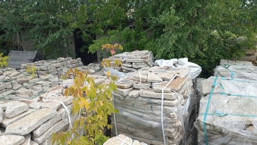 Плитняк галтованный гранитный для ландшафтного дизайна купить в Иркутской области