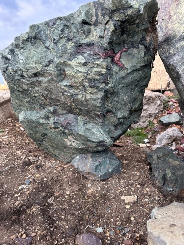 Гигантские зелёные валуны для ландшафтного дизайна весом более 5 тонн купить в Иркутской области