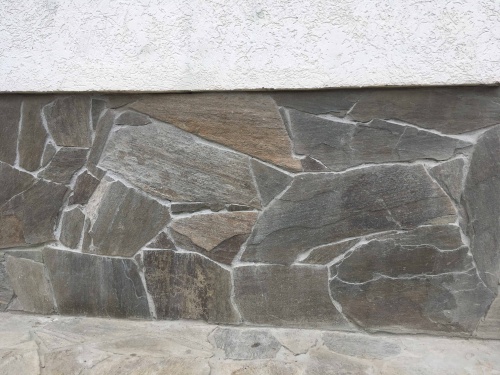 Плитняк златолит Уральский для цоколя, отмостки купить в Иркутской области