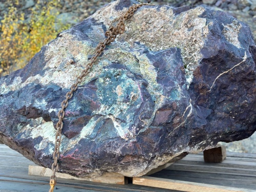 Огромные красно-фиолетовые валуны для ландшафтного дизайна весом более 5 тонн купить в Иркутской области