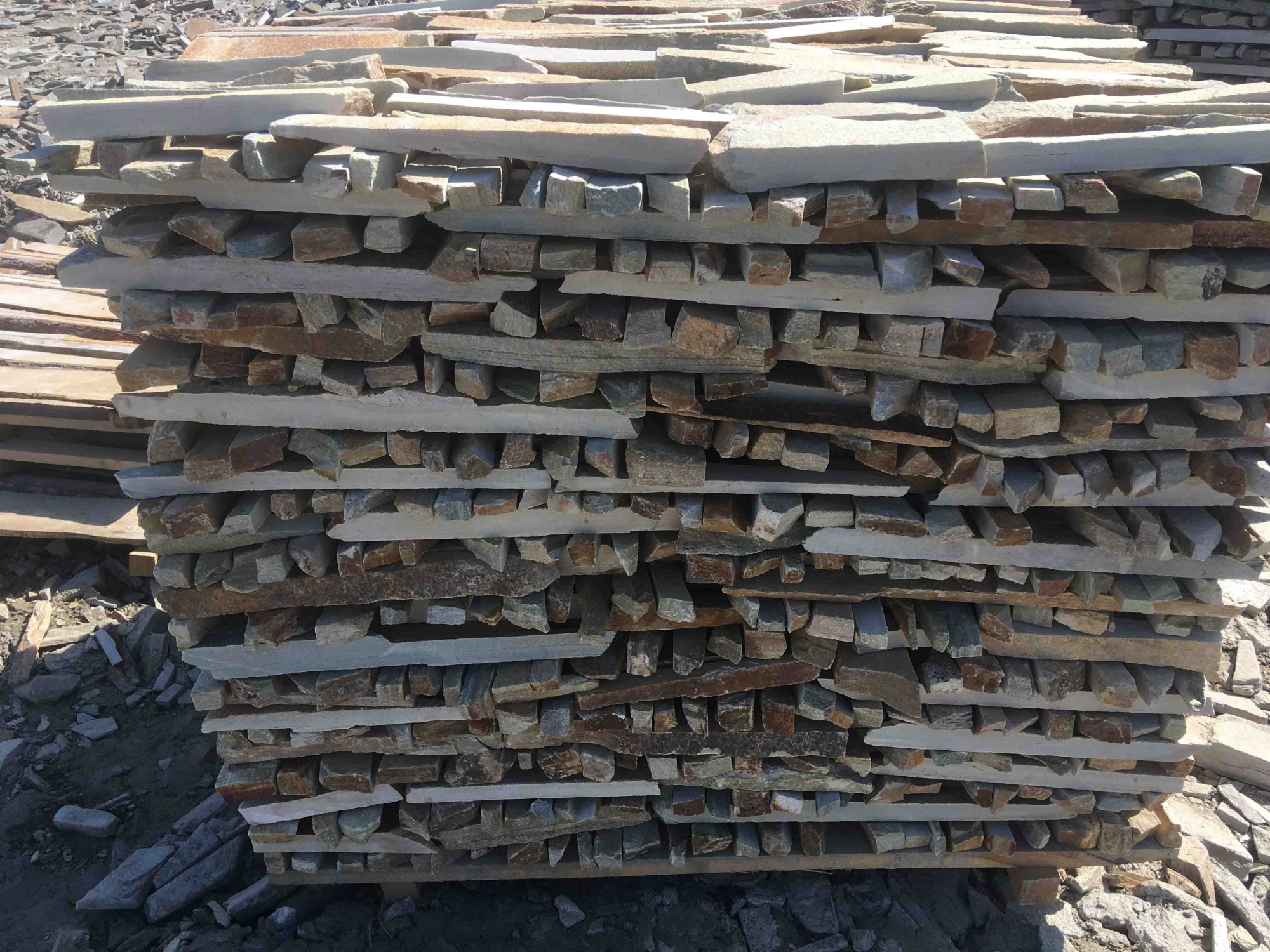 Горбушка златолит золотистый для облицовки купить в Иркутской области