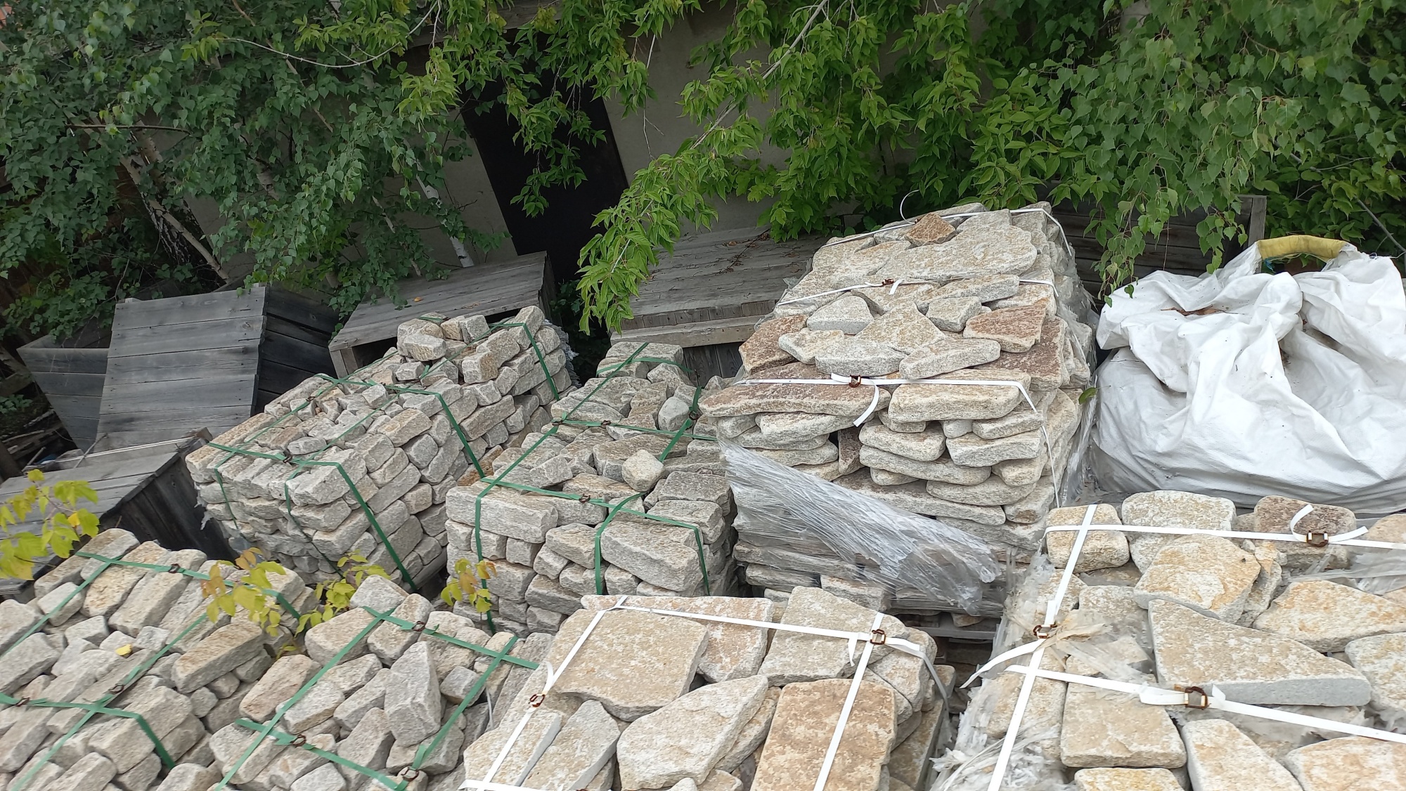 Плитняк гранитный галтованный купить в Иркутской области