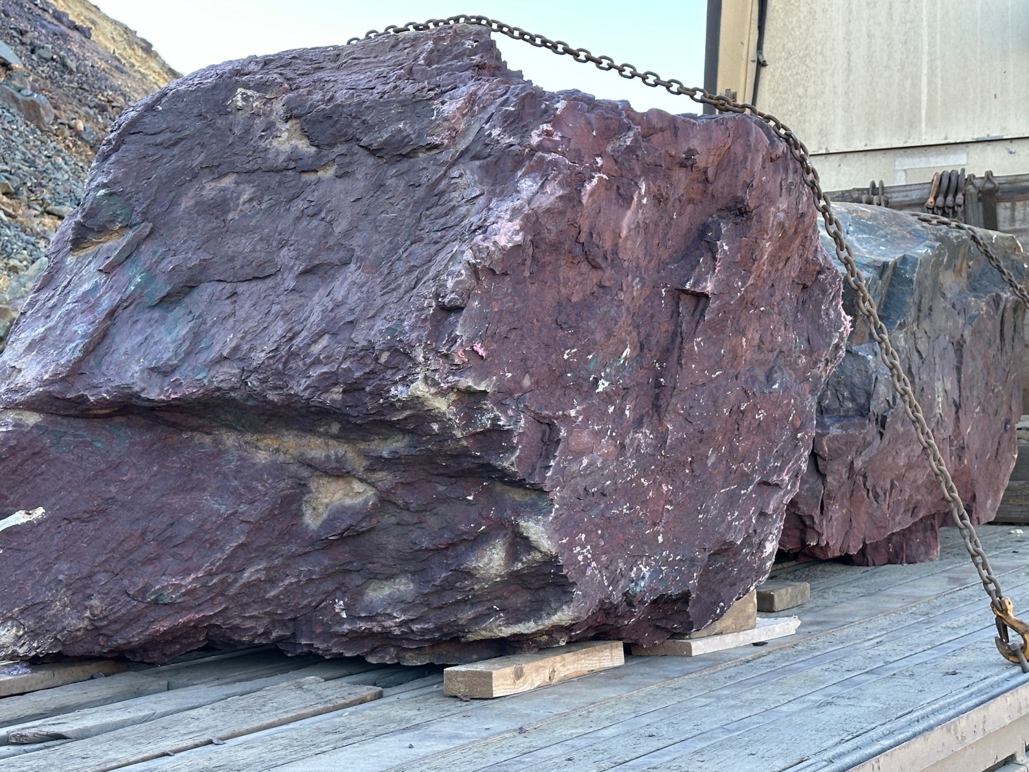 Огромные красно-фиолетовые валуны для ландшафтного дизайна весом более 5 тонн купить в Иркутской области