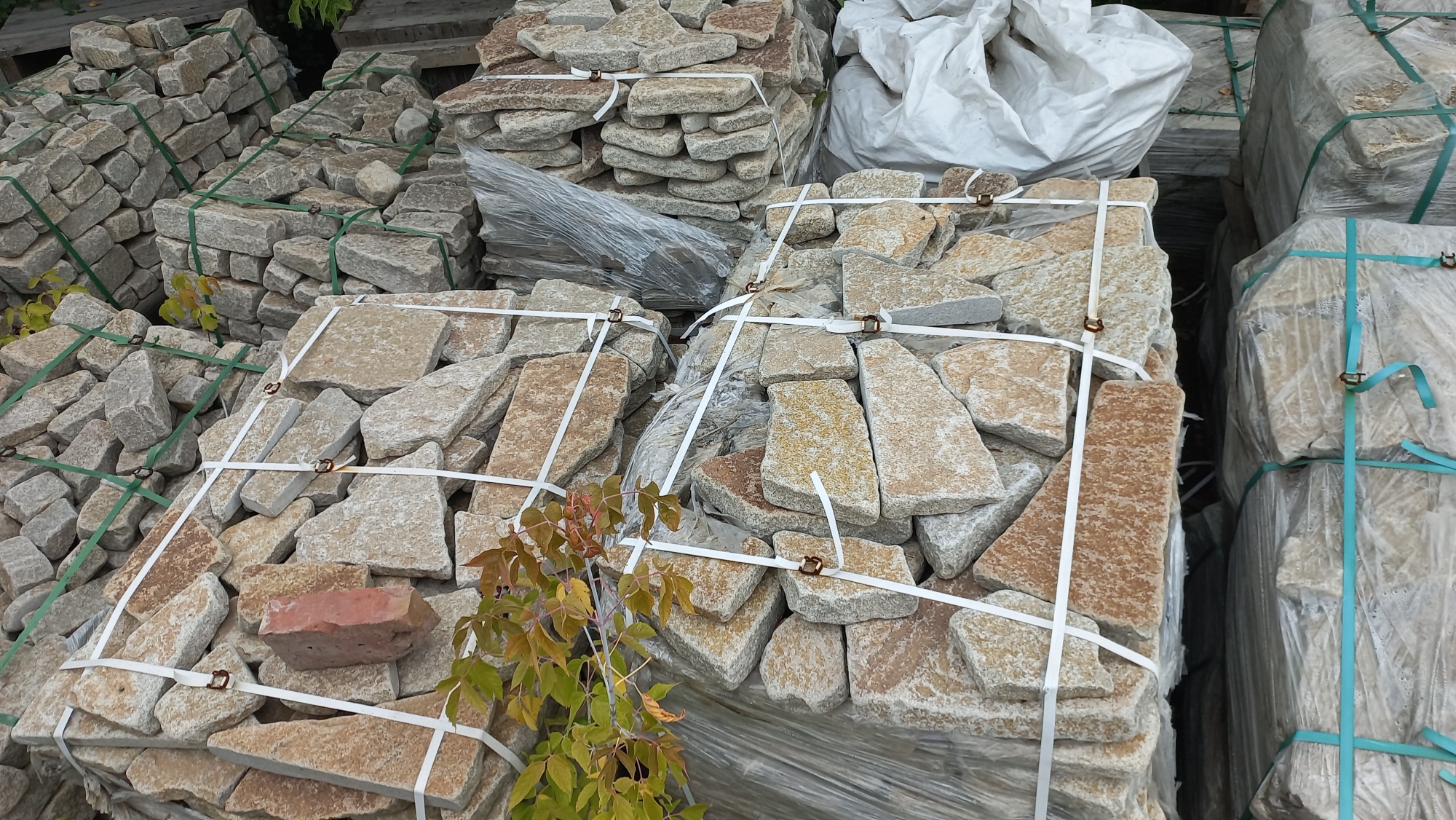 Плитняк гранитный галтованный купить в Иркутской области