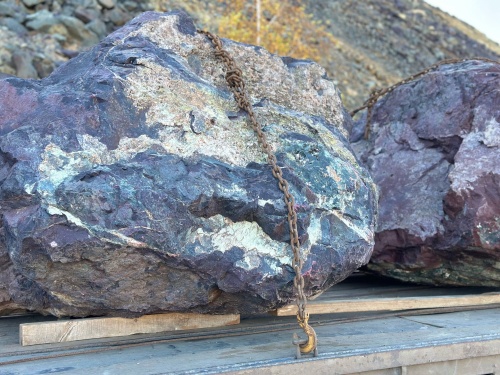 Огромные красно-фиолетовые валуны для ландшафтного дизайна весом более 5 тонн купить в Иркутской области