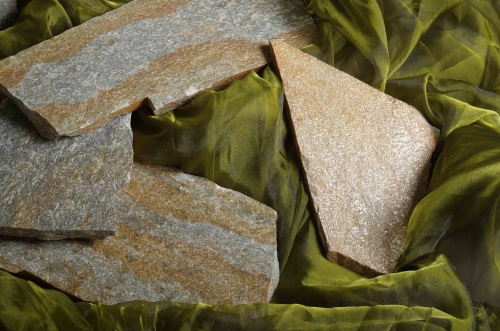 Плитняк златолит Уральский для цоколя, отмостки купить в Иркутской области